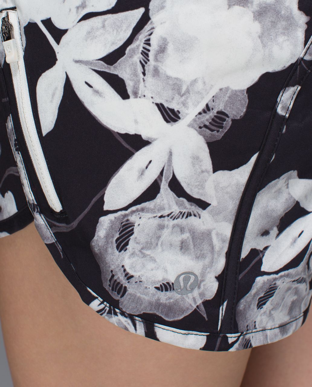 Lululemon Tracker Short II *2-way Stretch - Inky Floral Black Ghost / Ghost