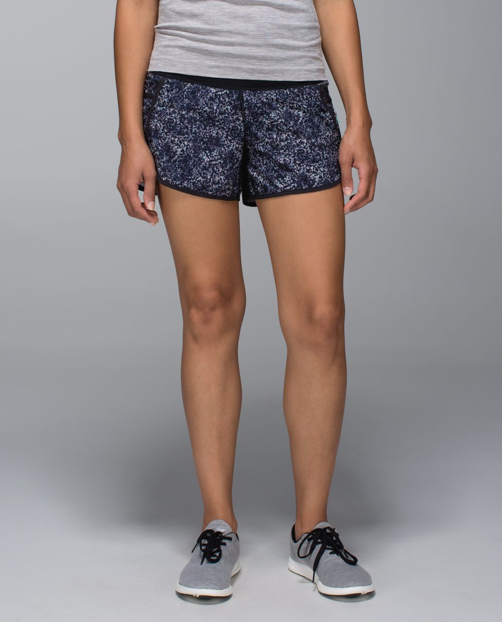 Lululemon Tracker Short II *4-way Stretch - Rocky Road Sand Dune Toothpaste / Black