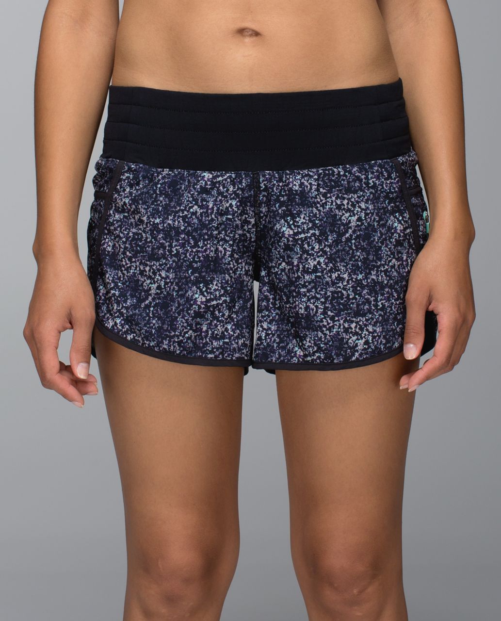 Lululemon Tracker Short II *4-way Stretch - Rocky Road Sand Dune Toothpaste / Black