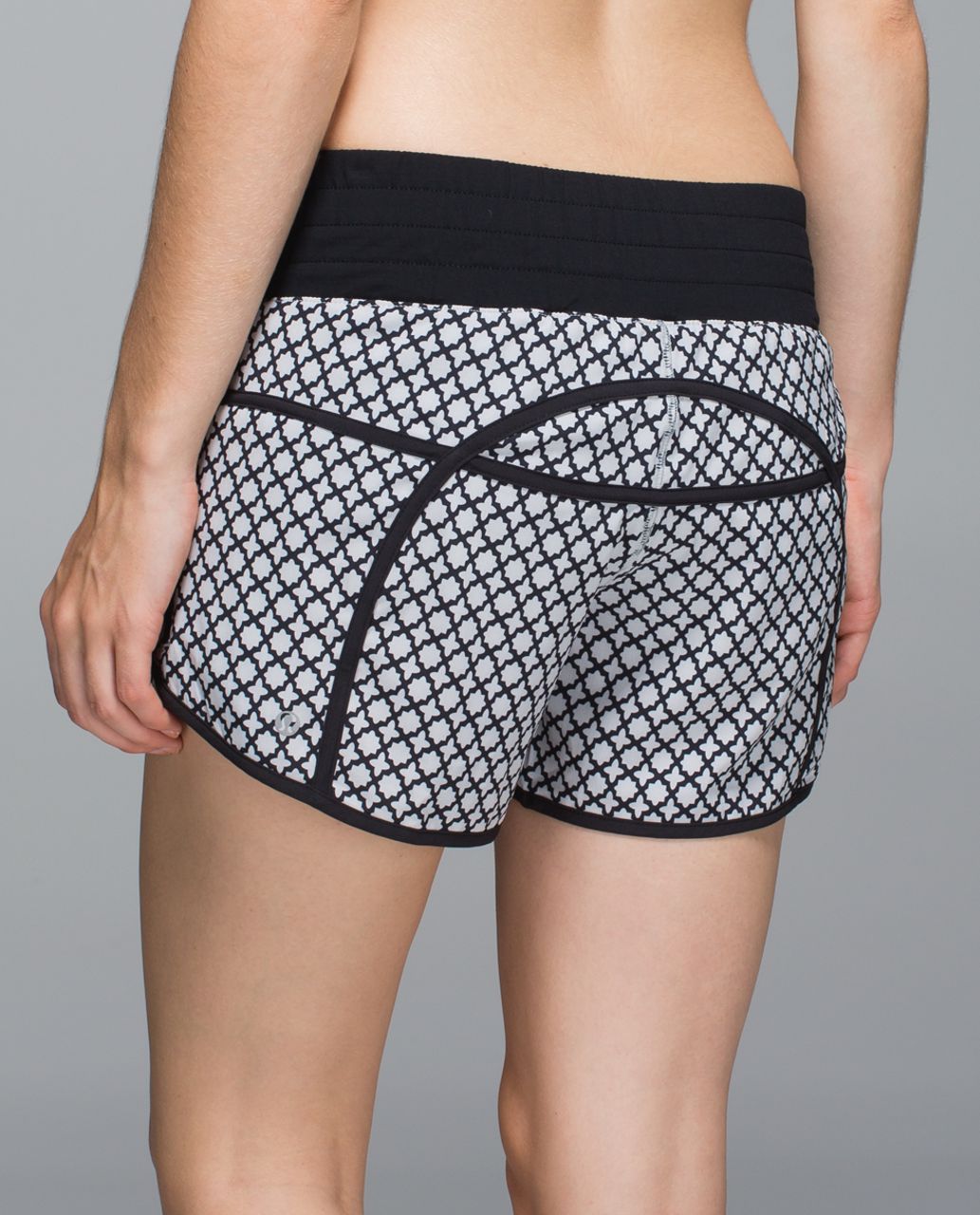 Lululemon Tracker Short II *4-way Stretch - Soul Geo Silver Spoon Black / Black