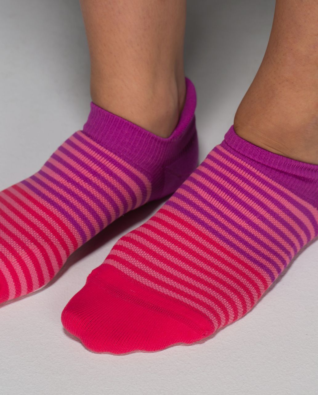 Lululemon Women's Ultimate No Show Run Sock *Ergo Toes - 4x4 Stripe Boom Juice Ultra Violet
