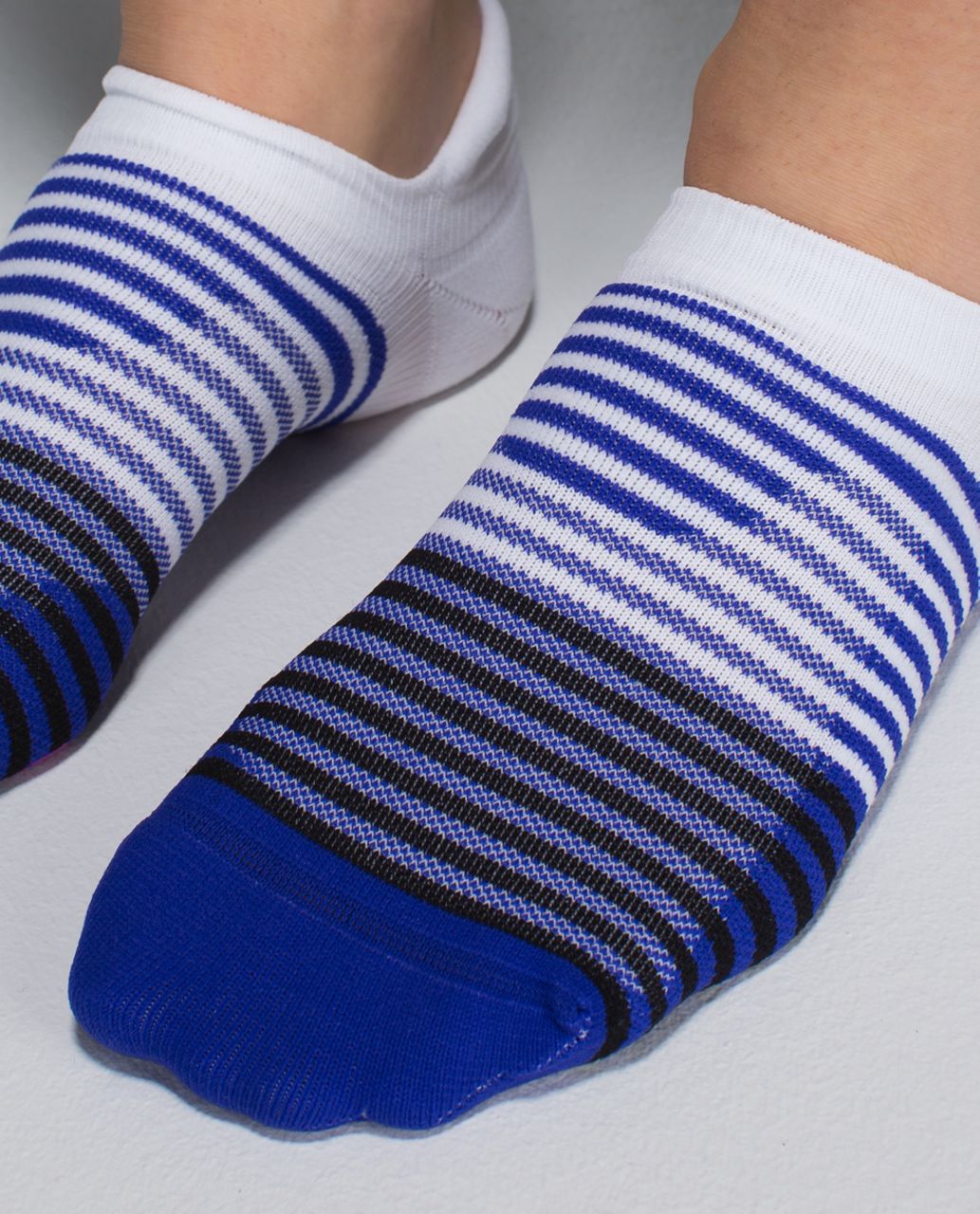 Lululemon Women's Ultimate No Show Run Sock *Ergo Toes - 4x4 Stripe Pigment Blue White