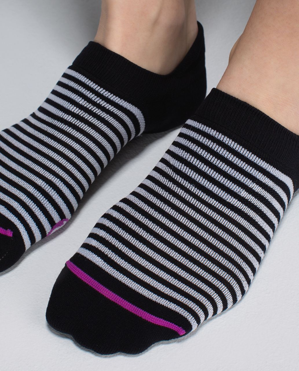 Lululemon Women's Ultimate No Show Run Sock *Ergo Toes - 4x4 Stripe Black Ultra Violet