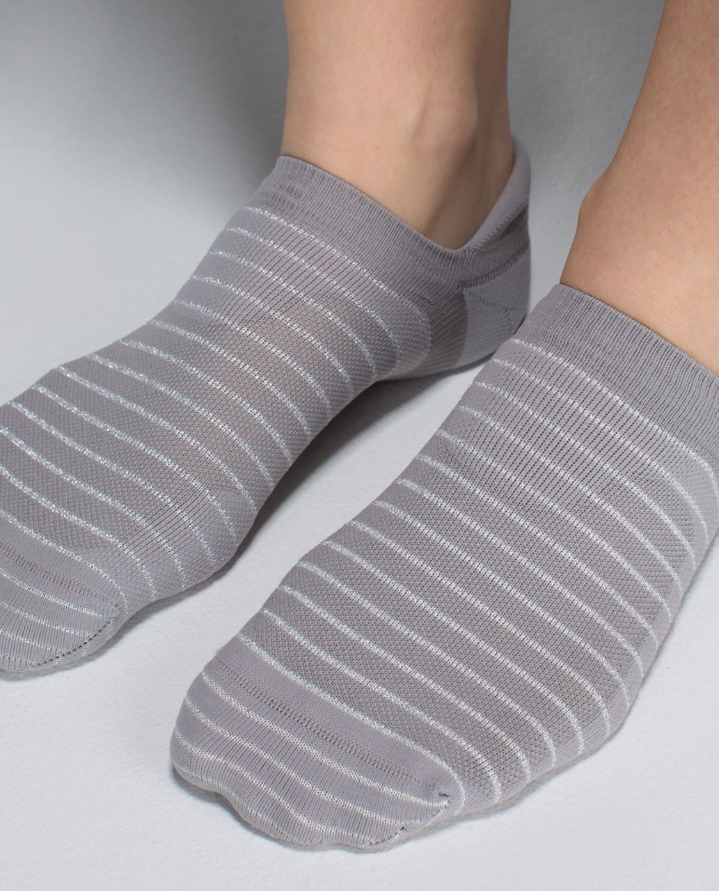 Lululemon Women's Ultimate No Show Run Sock *Ergo Toes - 2x8 Stripe Ambient Grey Metallic Silver