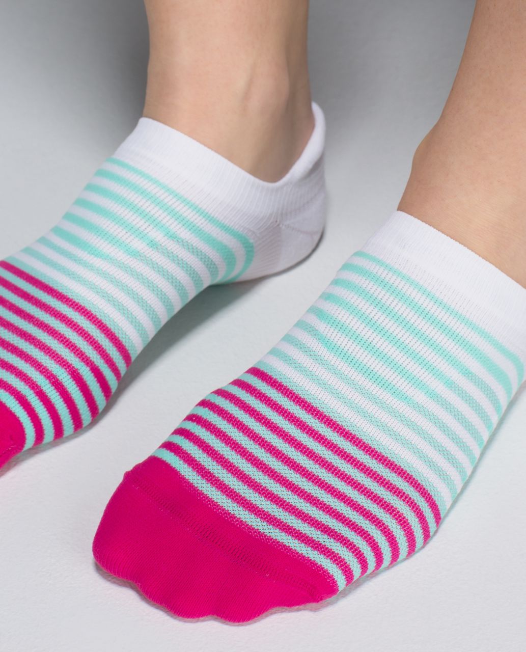 Lululemon Women's Ultimate No Show Run Sock *Ergo Toes - 4x4 Stripe Jewelled Magenta Menthol