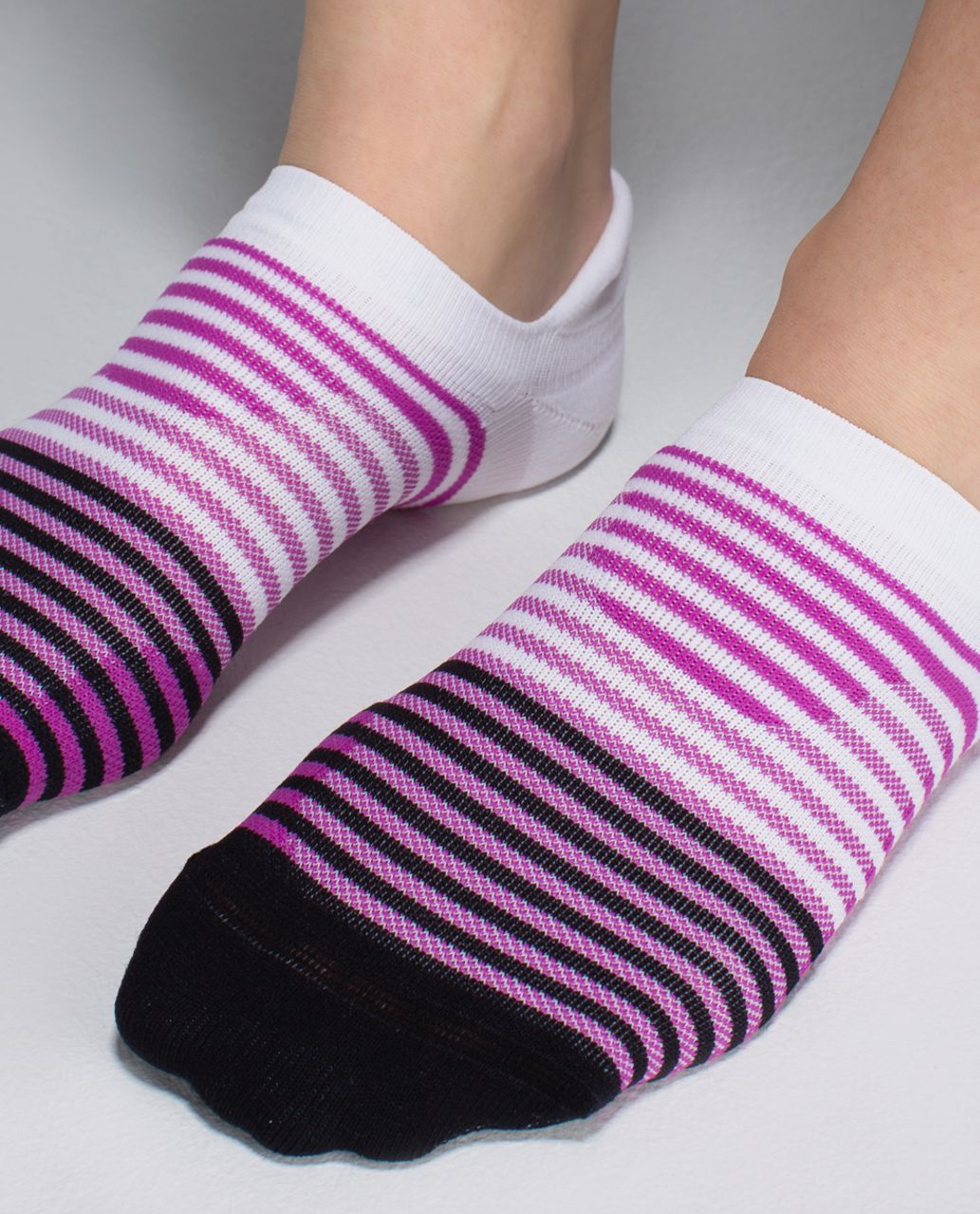 Lululemon Women's Ultimate No Show Run Sock *Ergo Toes - 4x4 Stripe Ultra Violet Black