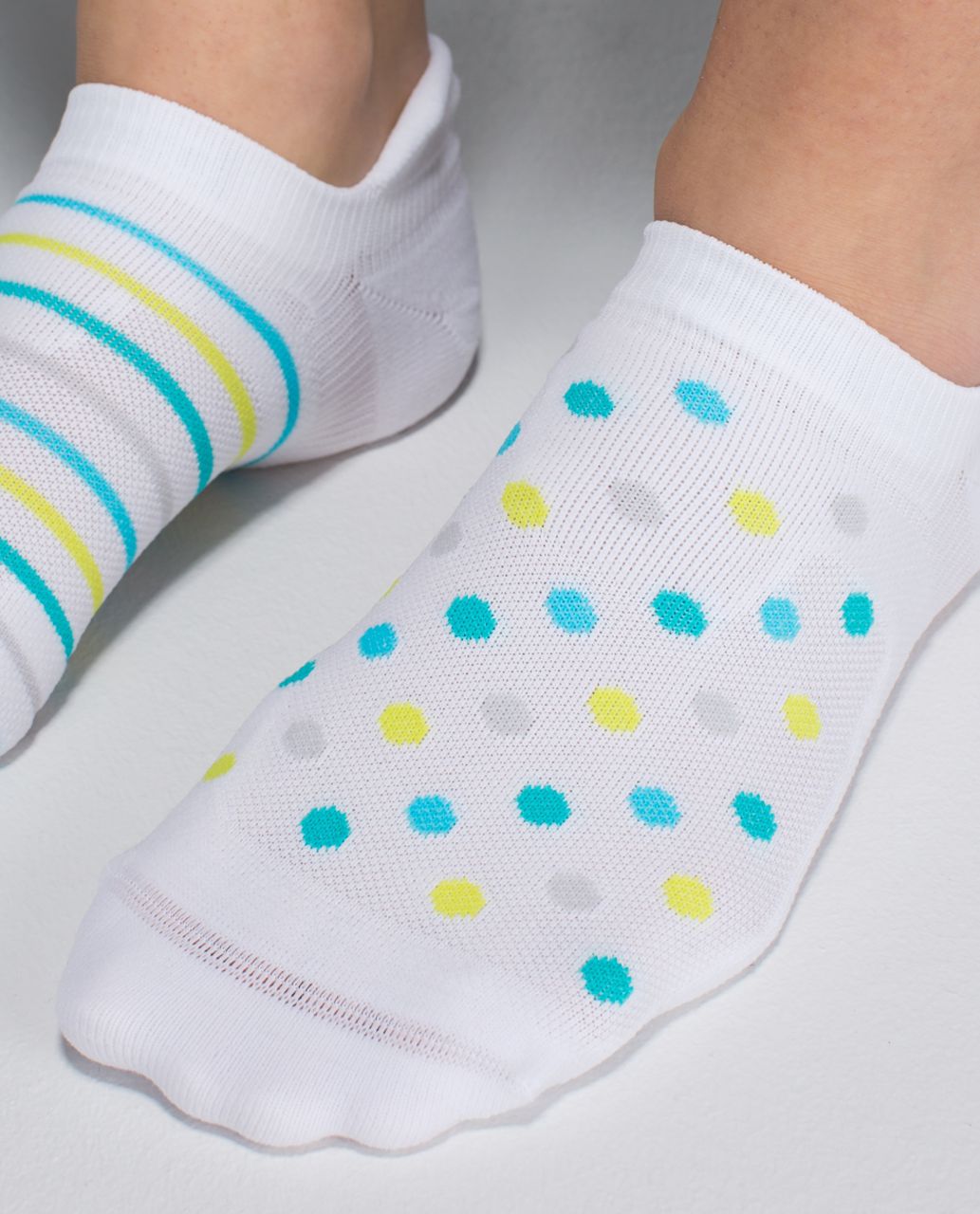 Lululemon Women's Ultimate No Show Run Sock *Ergo Toes - Mismatch Polka Dot Stripe White Brisk Lime