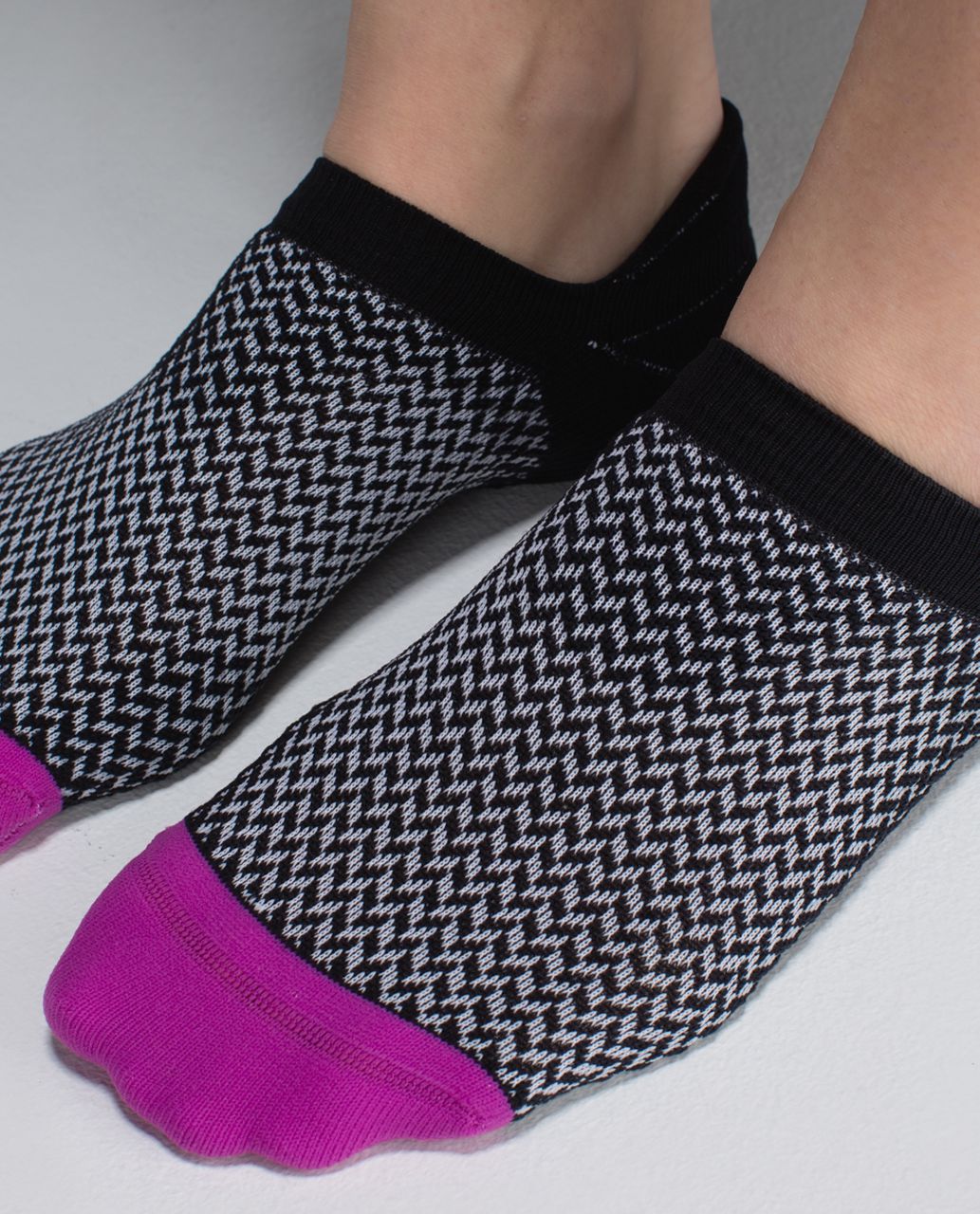 Lululemon Women's Ultimate No Show Run Sock *Ergo Toes - Split Chevron Black Ultra Violet