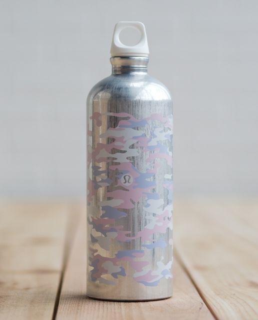 https://storage.googleapis.com/lulu-fanatics/product/19750/640/lululemon-sigg-1l-water-bottle-hide-and-seek-camo-neutral-blush-early-blue-16328-120105.jpg