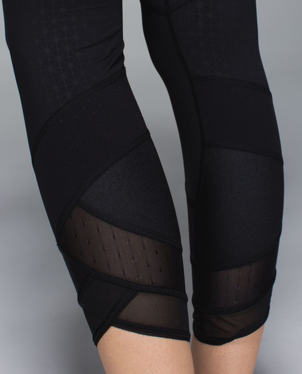 Lululemon Emerge Renewed Crop *Luxtreme - Prisma Embossed Black