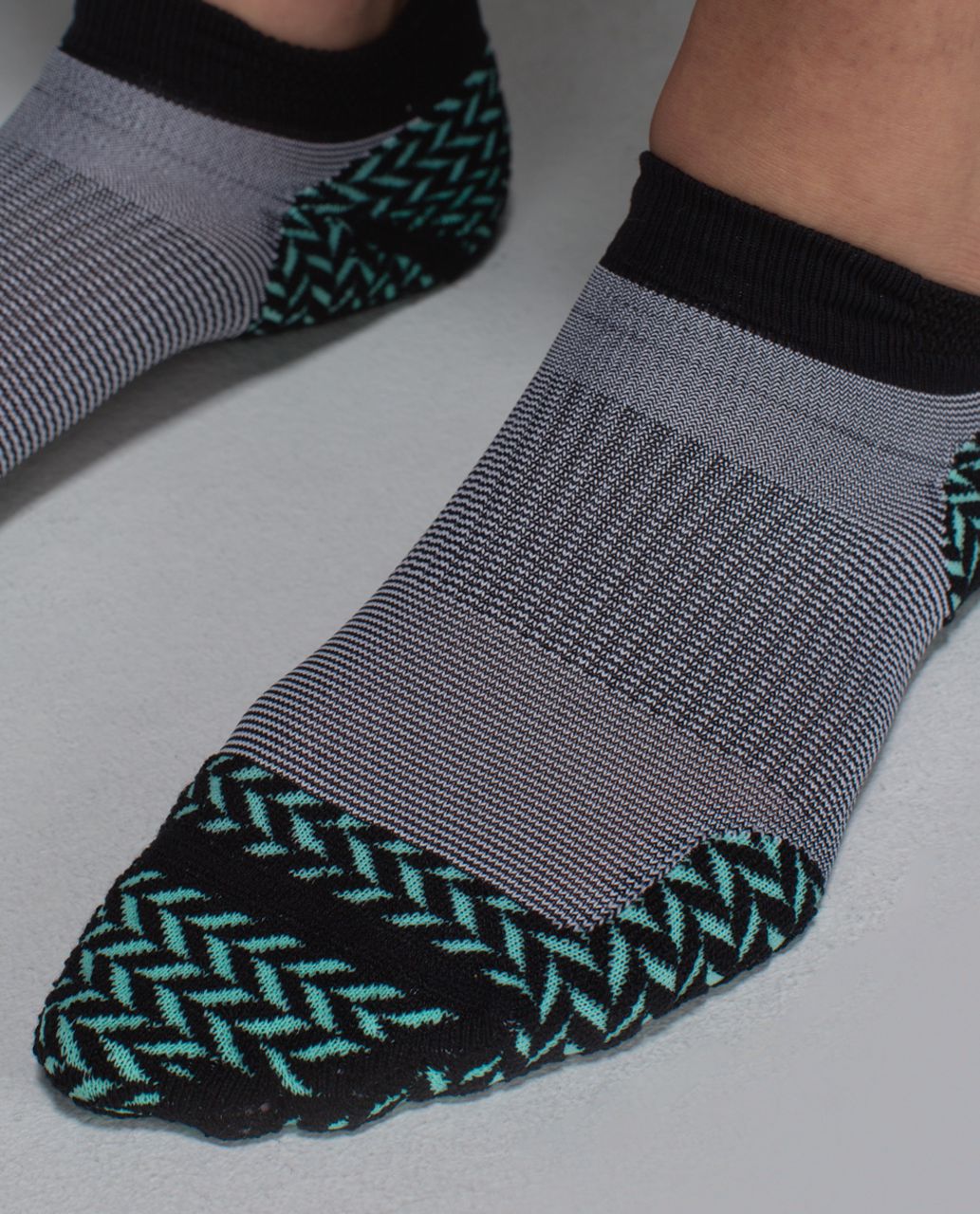 Lululemon Women's Ultimate Padded Run Sock - Bold Chevron 4 Black Menthol