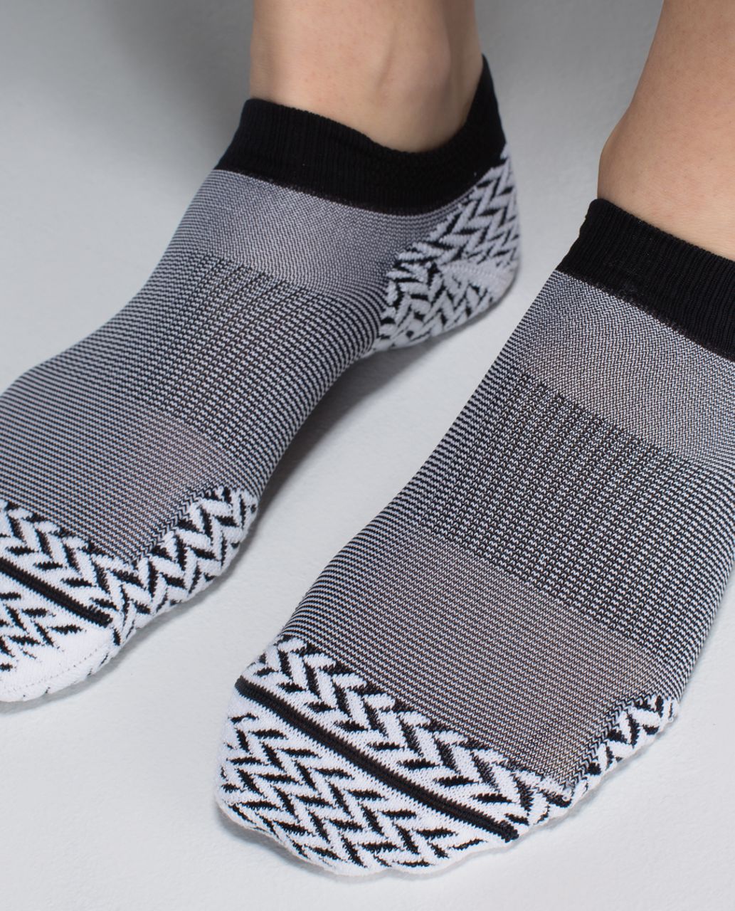 Lululemon Women's Ultimate Padded Run Sock - Bold Chevron 4 Black Split Pea