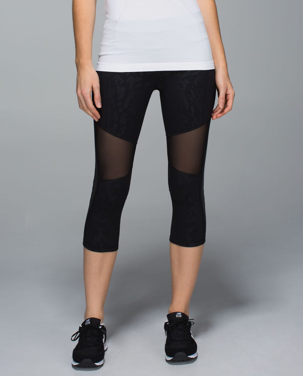 Lululemon Athletica Black Crop Reflective Dots Mesh Zip Pocket pants size 6