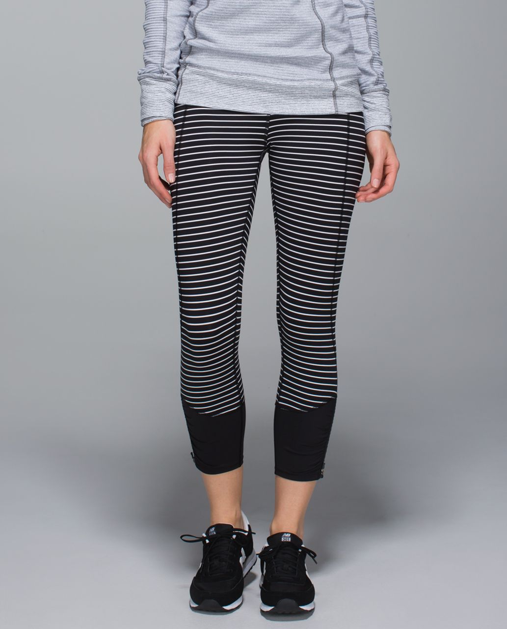 Lululemon Black and White Striped with Zipper Front Pockets and Mesh Hem  Cropped Leggings- Size 4 ( Inseam 25