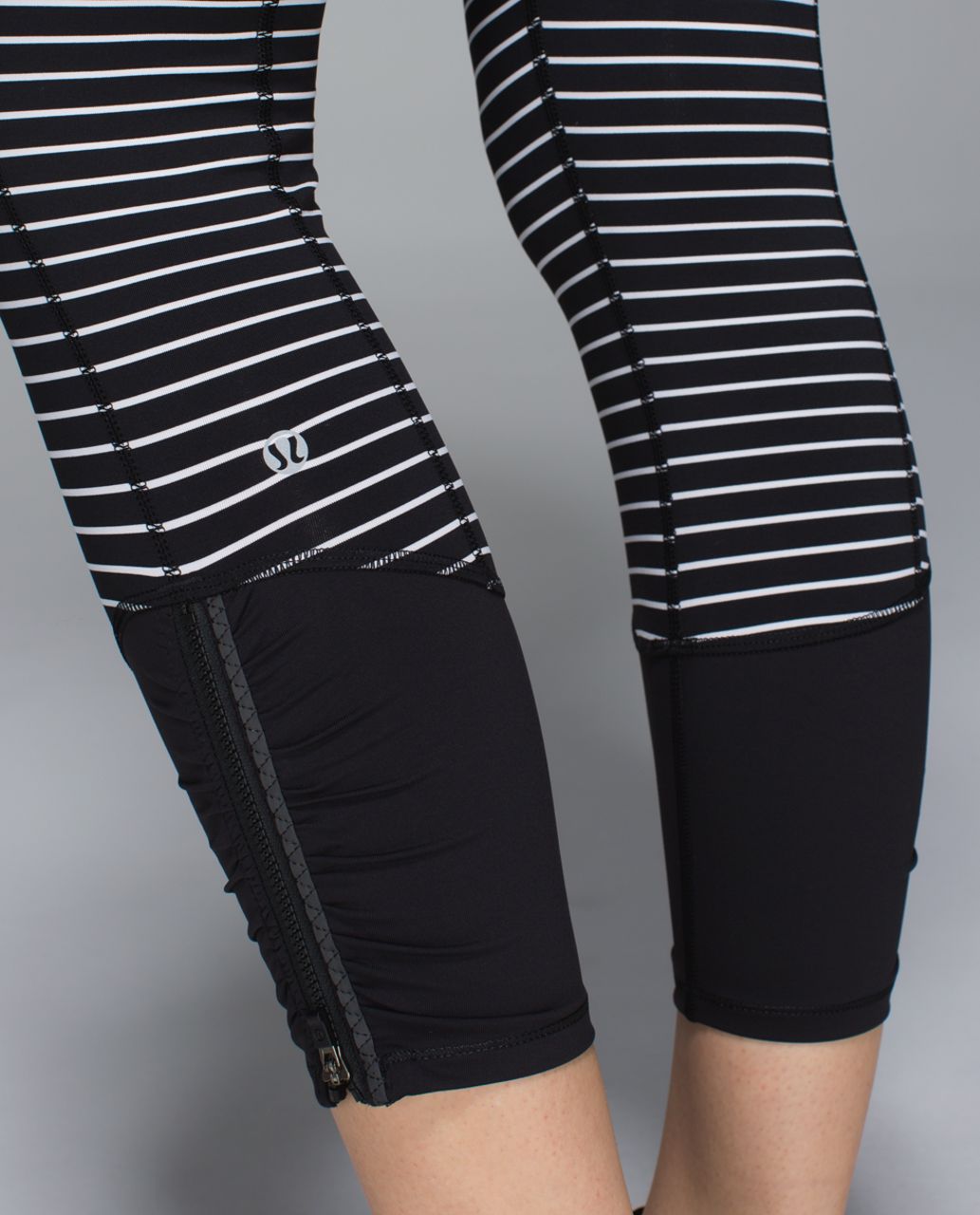 Lululemon black and white Striped leggings size 4 Mesh Side Panels running  EUC