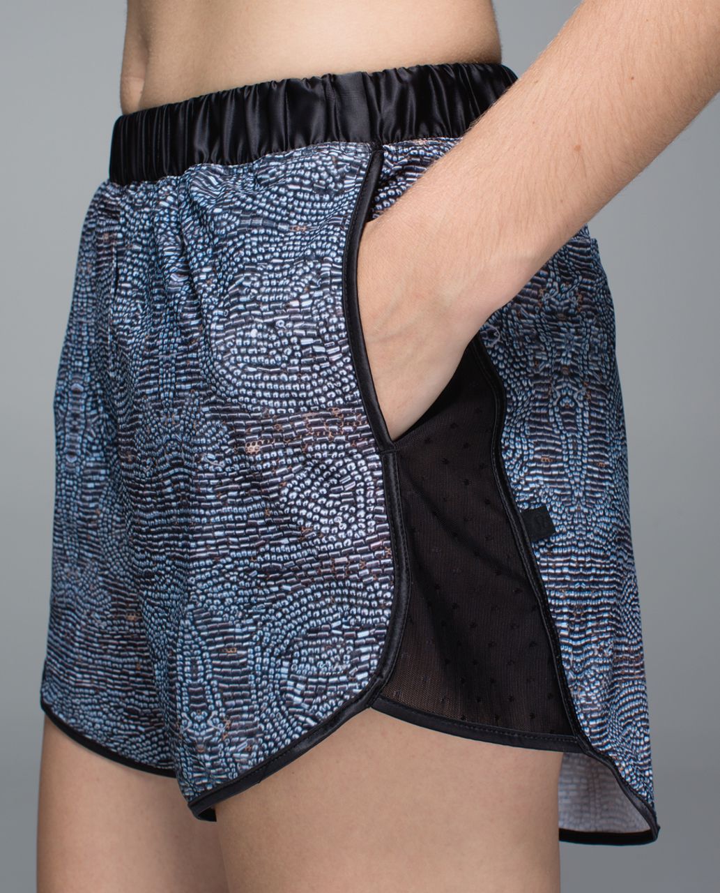 Lululemon Rise & Shine Boxer - Bead Envy Silver Spoon Multi / Black