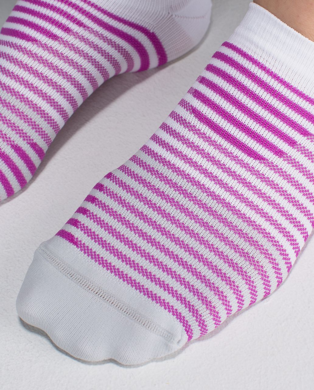 Lululemon Women's Ultimate No Show Run Sock *Ergo Toes - 4x4 Stripe Silver Spoon Ultra Violet