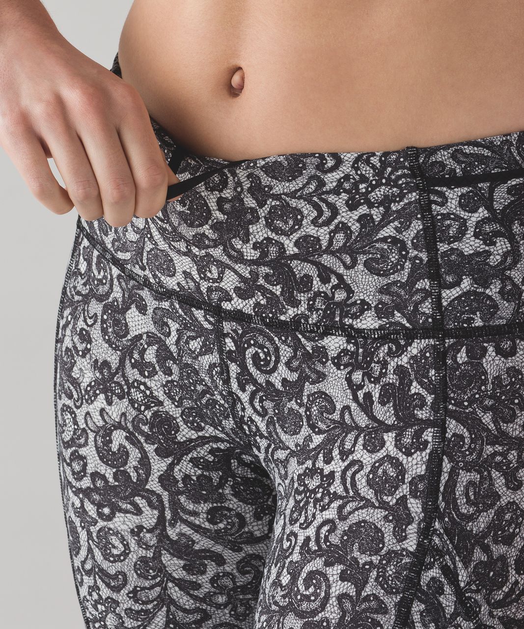 Lululemon Black White Mini Cinder Lace Print Outrun 17 Crop