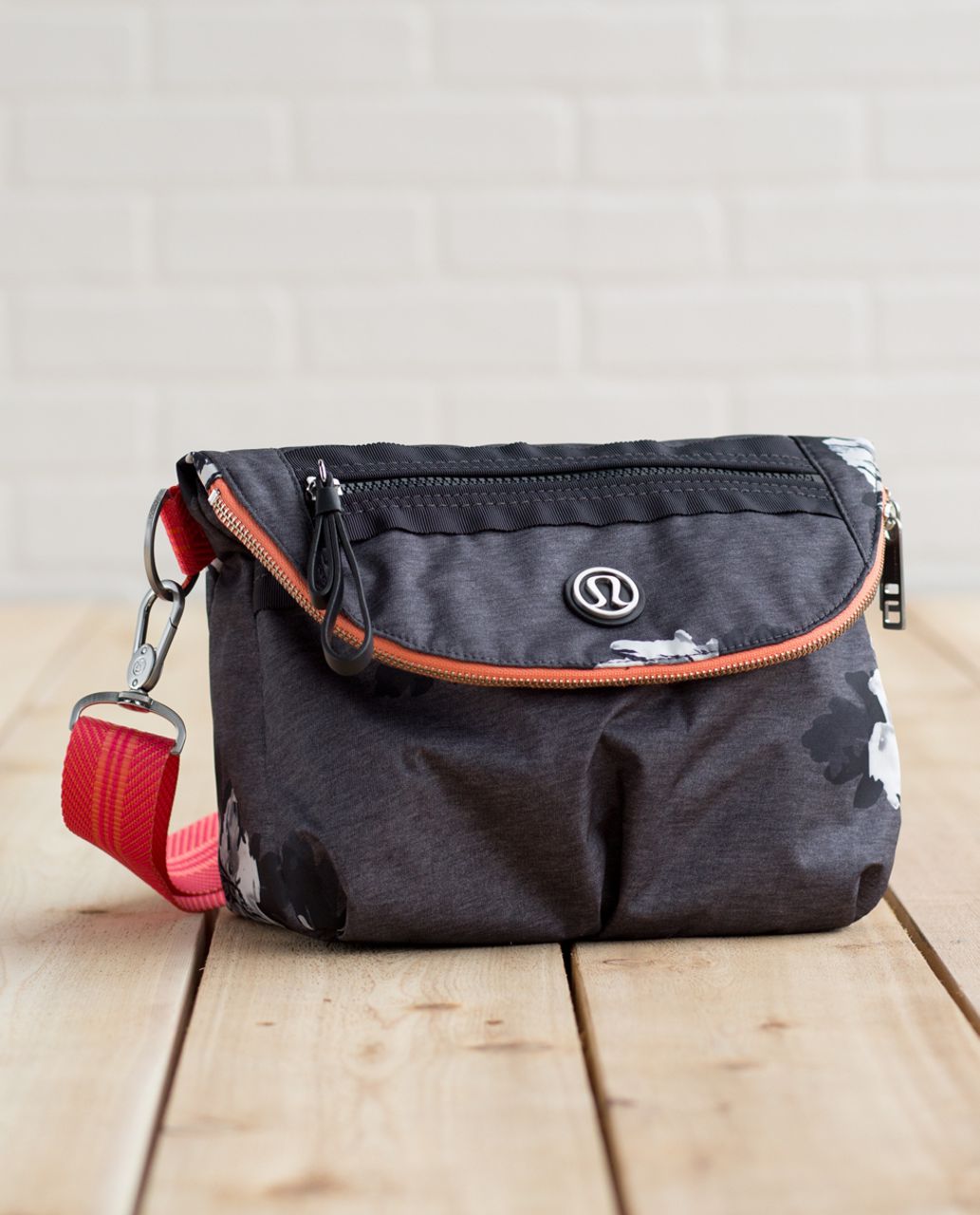 Lululemon Festival Bag *Polyester - Atomic Flower Silver Spoon Black