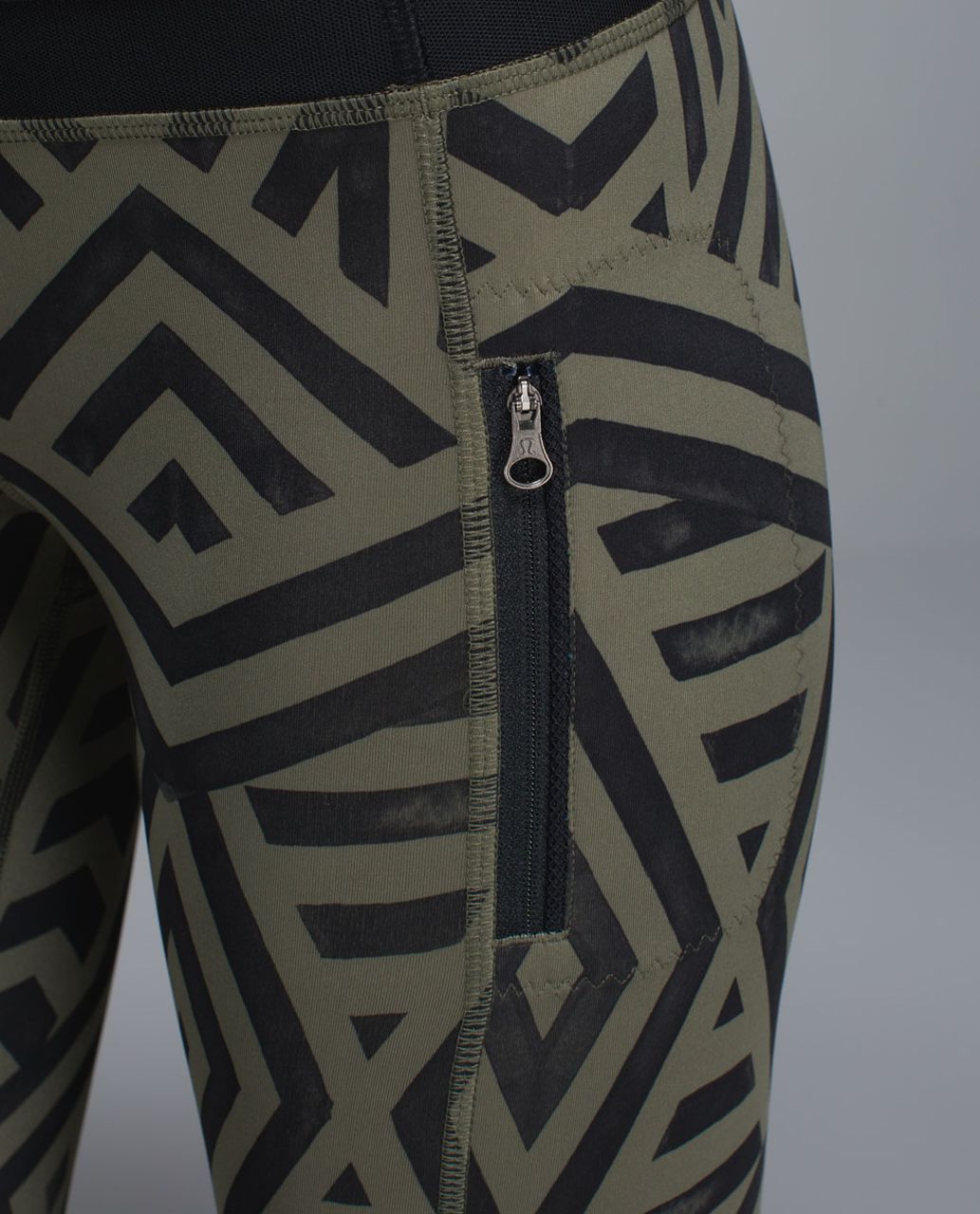 Lululemon Run Inspire Crop II Size 6 Chevron Shuffle Fatigue Green