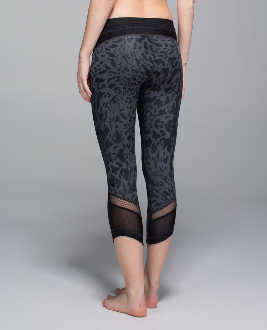 Lululemon Black Swirl Print Cropped Athletic Leggings - Size 6