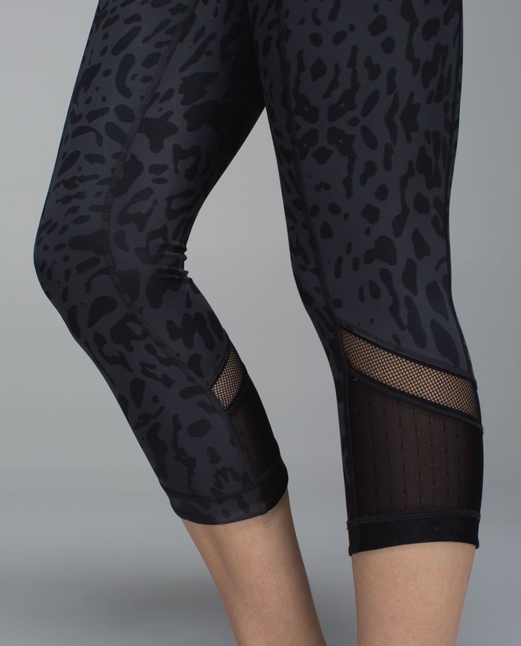 Lululemon Black Swirl Print Cropped Athletic Leggings - Size 6