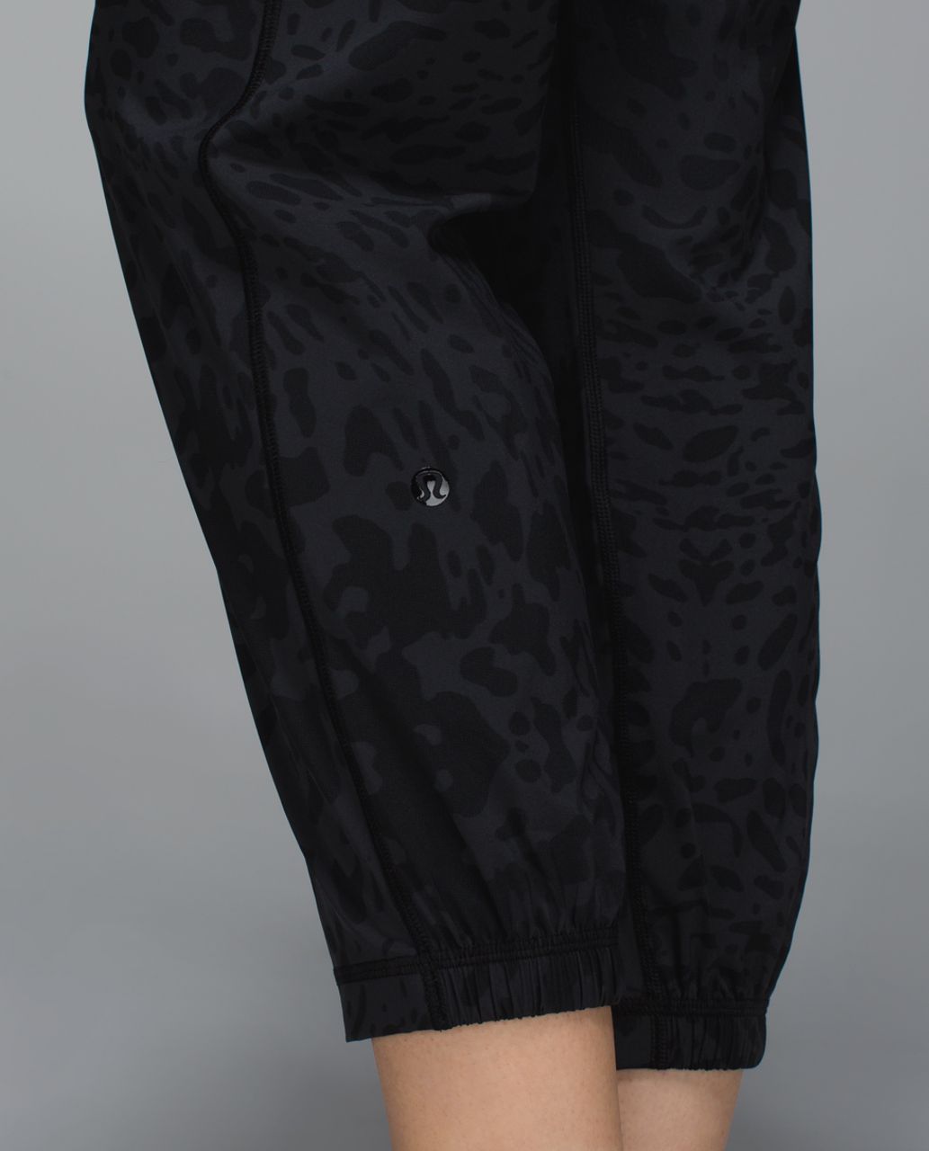 Lululemon Namaskar Crop - Animal Swirl Deep Coal Black