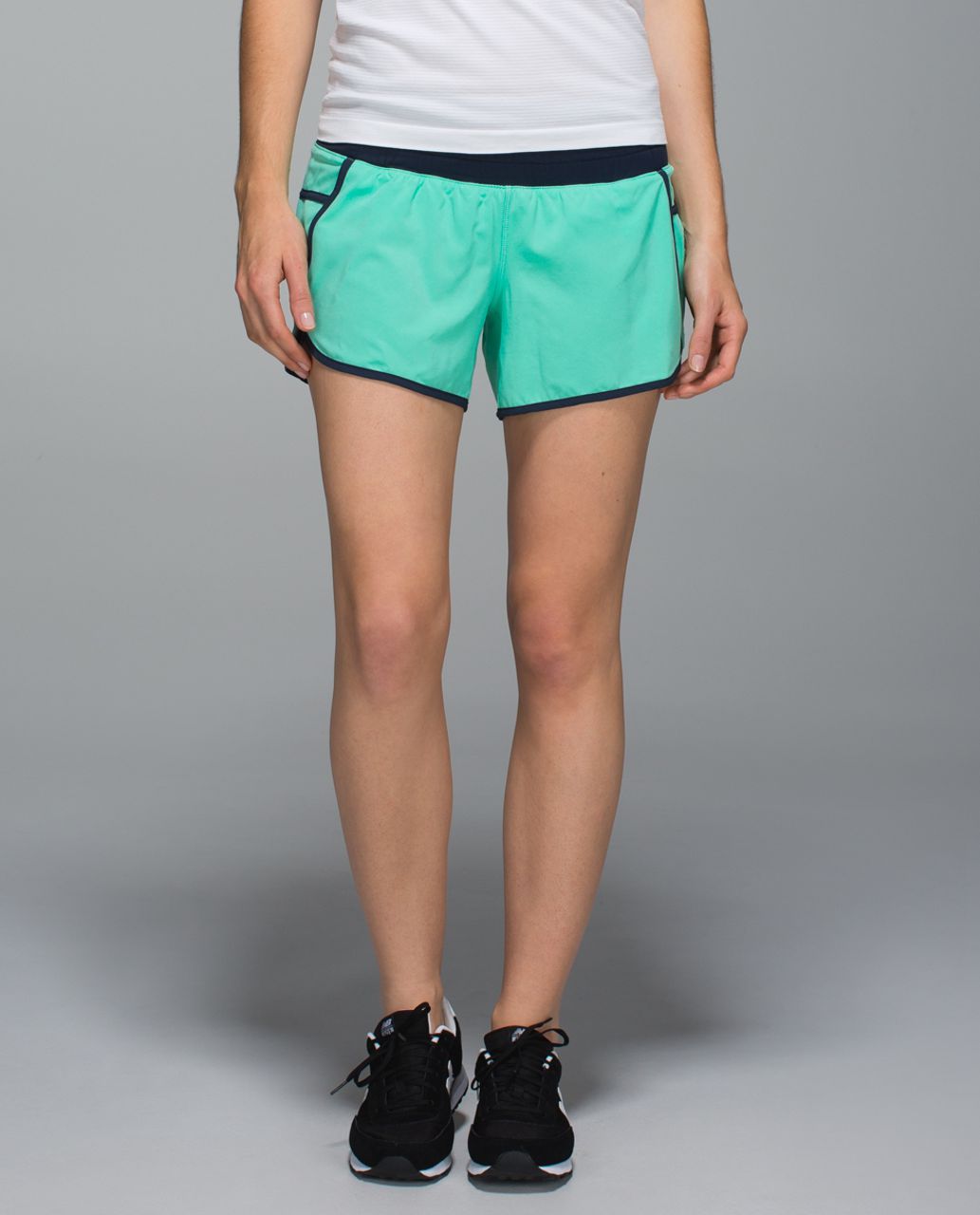 Lululemon Tracker Short II *4-way Stretch - Menthol / Inkwell