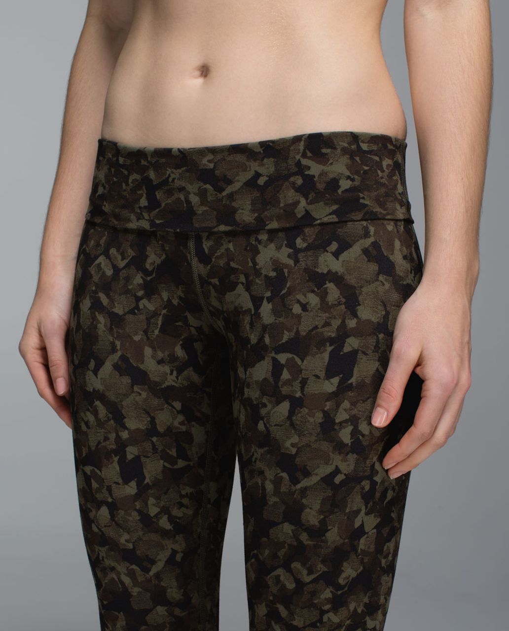 Lululemon Wunder Under Crop II *Full-On Luon (Roll Down) - Mystic Jungle Fatigue Green Black