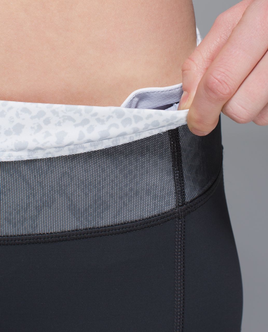 Lululemon Mesh With Me Crop - Deep Coal / Desert Snake White Silver Fox