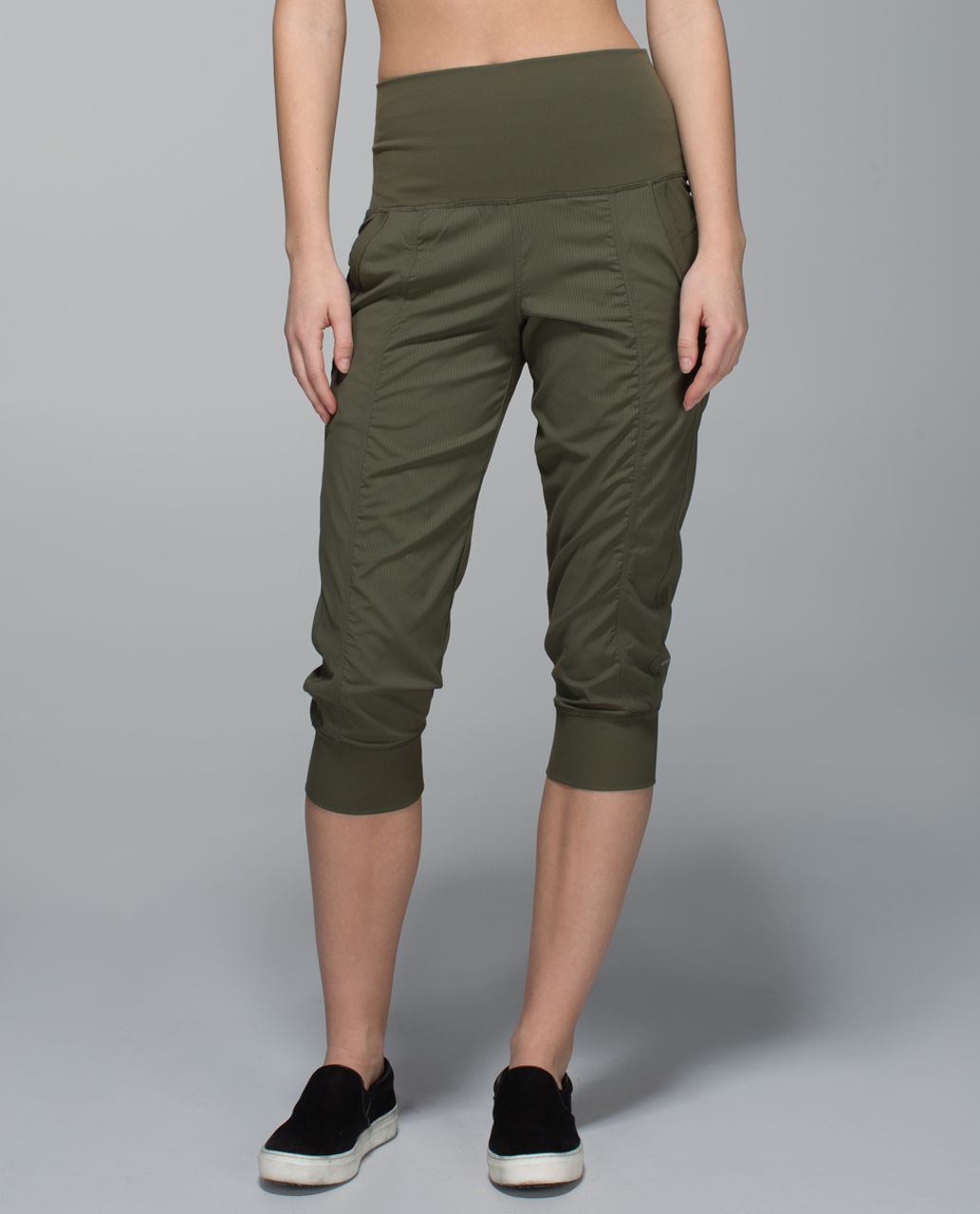 Lululemon In Flux Crop - Fatigue Green