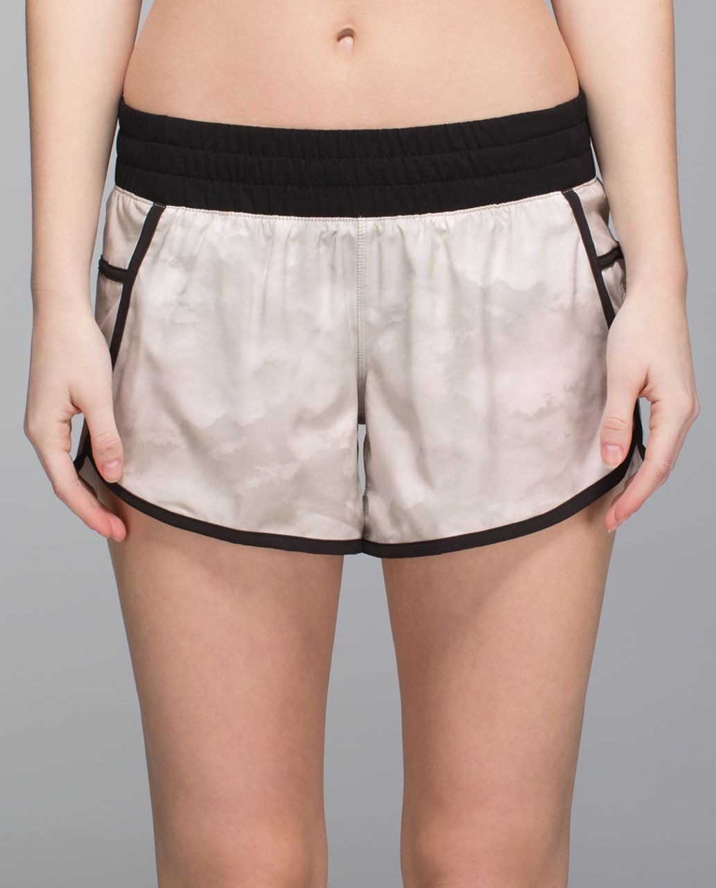 Lululemon Tracker Short III *4-way Stretch - Nimbus Puff White Silver Spoon / Black