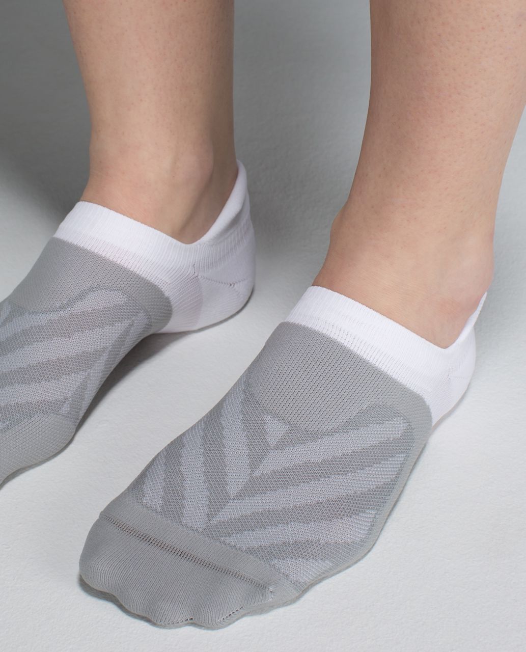 Lululemon Women's Ultimate No Show Run Sock *Ergo Toes - Broken Chevron Greyt Strawberry Milkshake