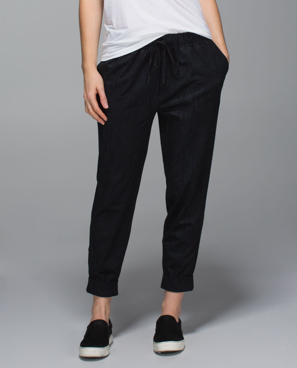 https://storage.googleapis.com/lulu-fanatics/product/21022/1280/lululemon-jet-crop-full-on-luon-desert-snake-deep-coal-black-17371-129218.jpg