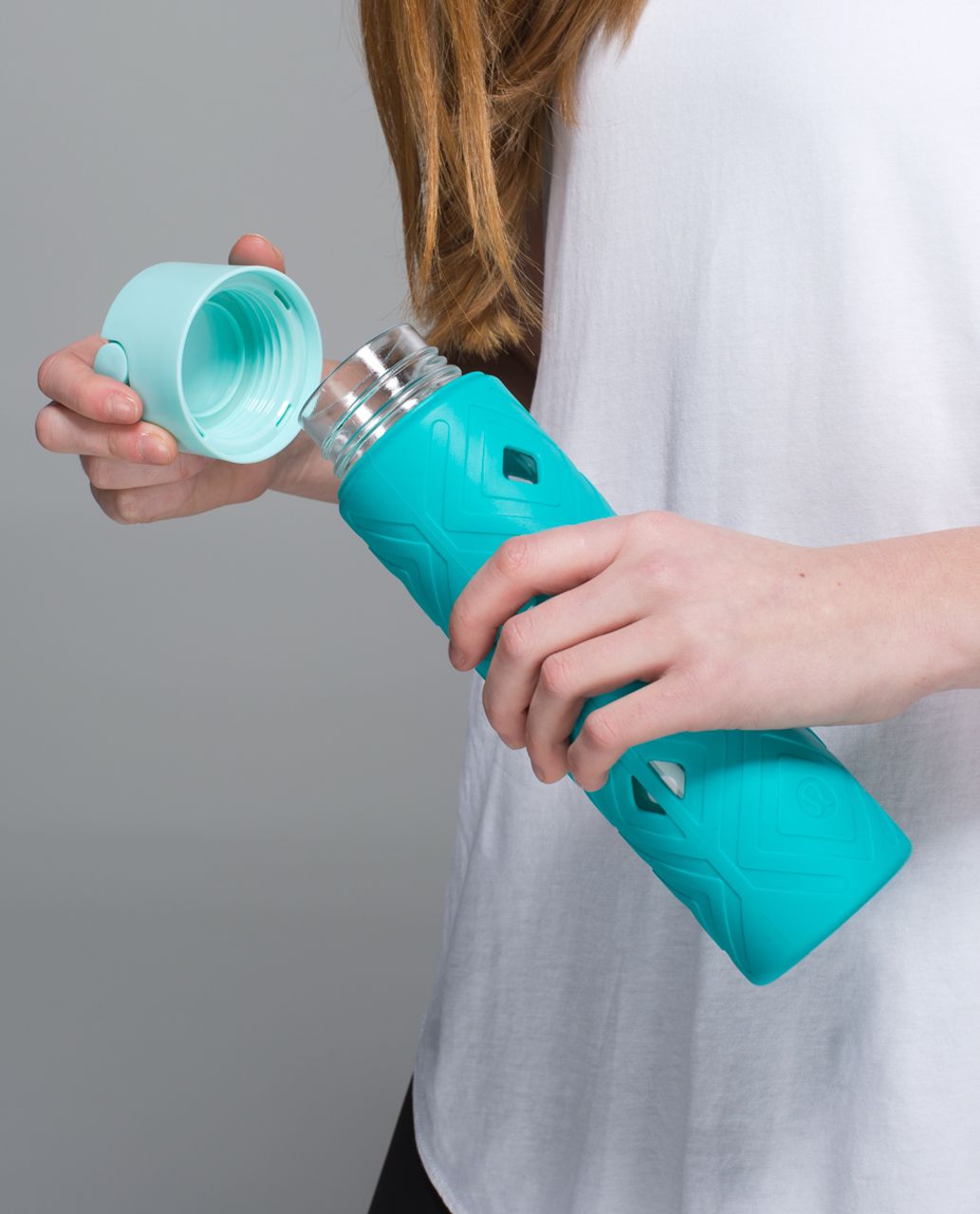 https://storage.googleapis.com/lulu-fanatics/product/21043/1280/lululemon-pure-focus-glass-water-bottle-blue-tropics-tranquil-blue-17757-129359.jpg