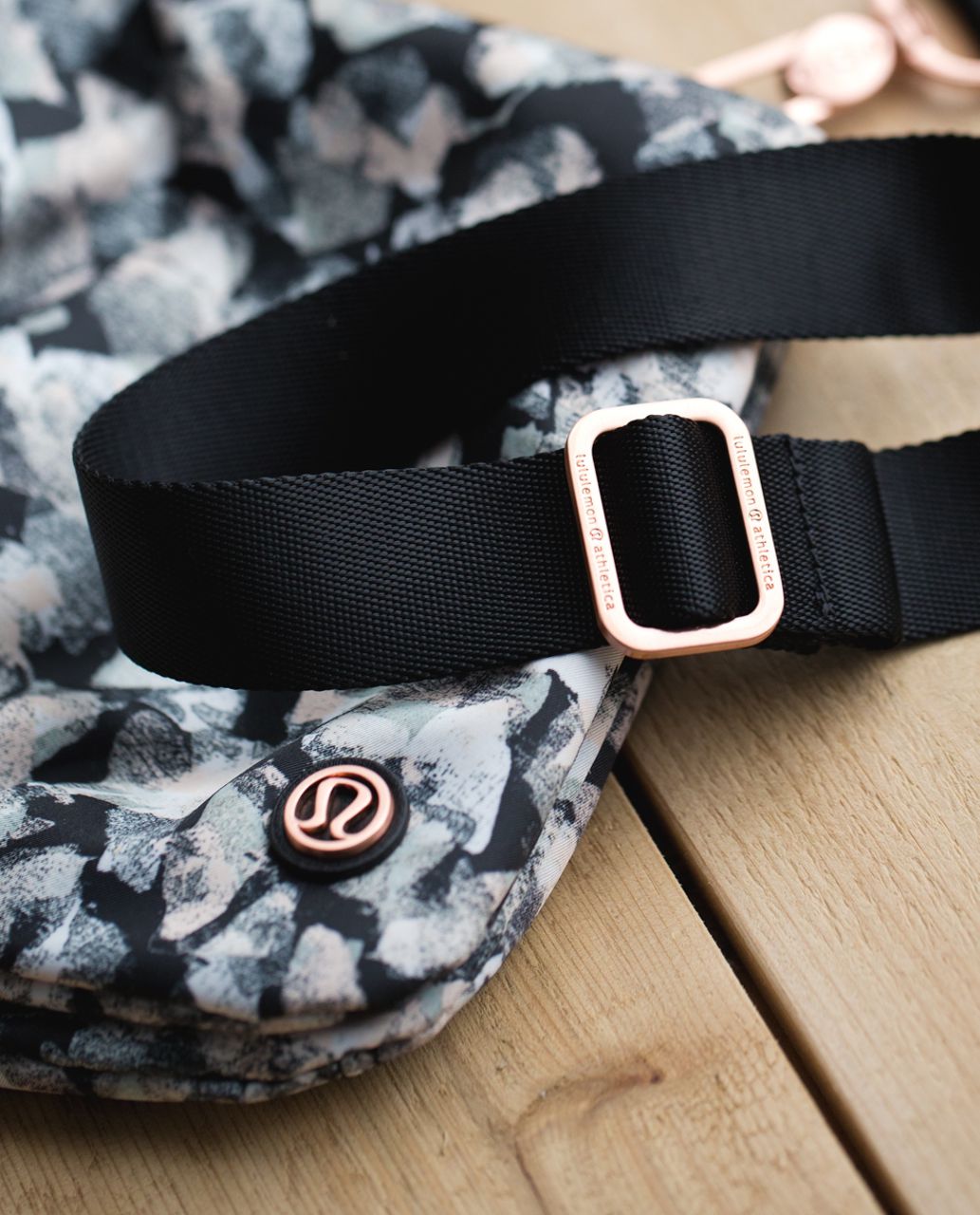 Lululemon Hip To Be Free Bag *Polyester - Mystic Jungle Butter Pink Black