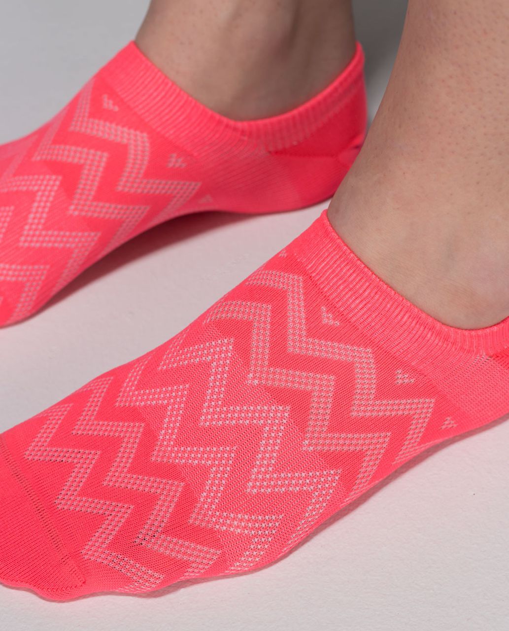 Lululemon Women's Run For Sun Sock - Chevron Mesh Electric Coral