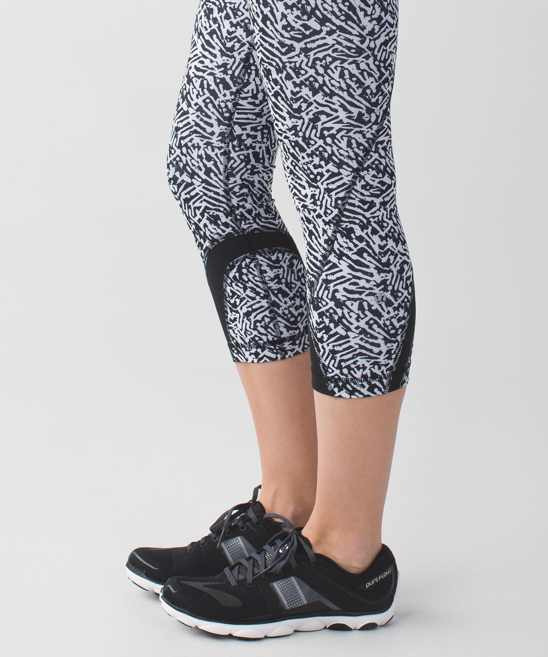 LULULEMON RUN INSPIRE CROP Size 8 Black White Mini Brushed Animal Print  Leggings