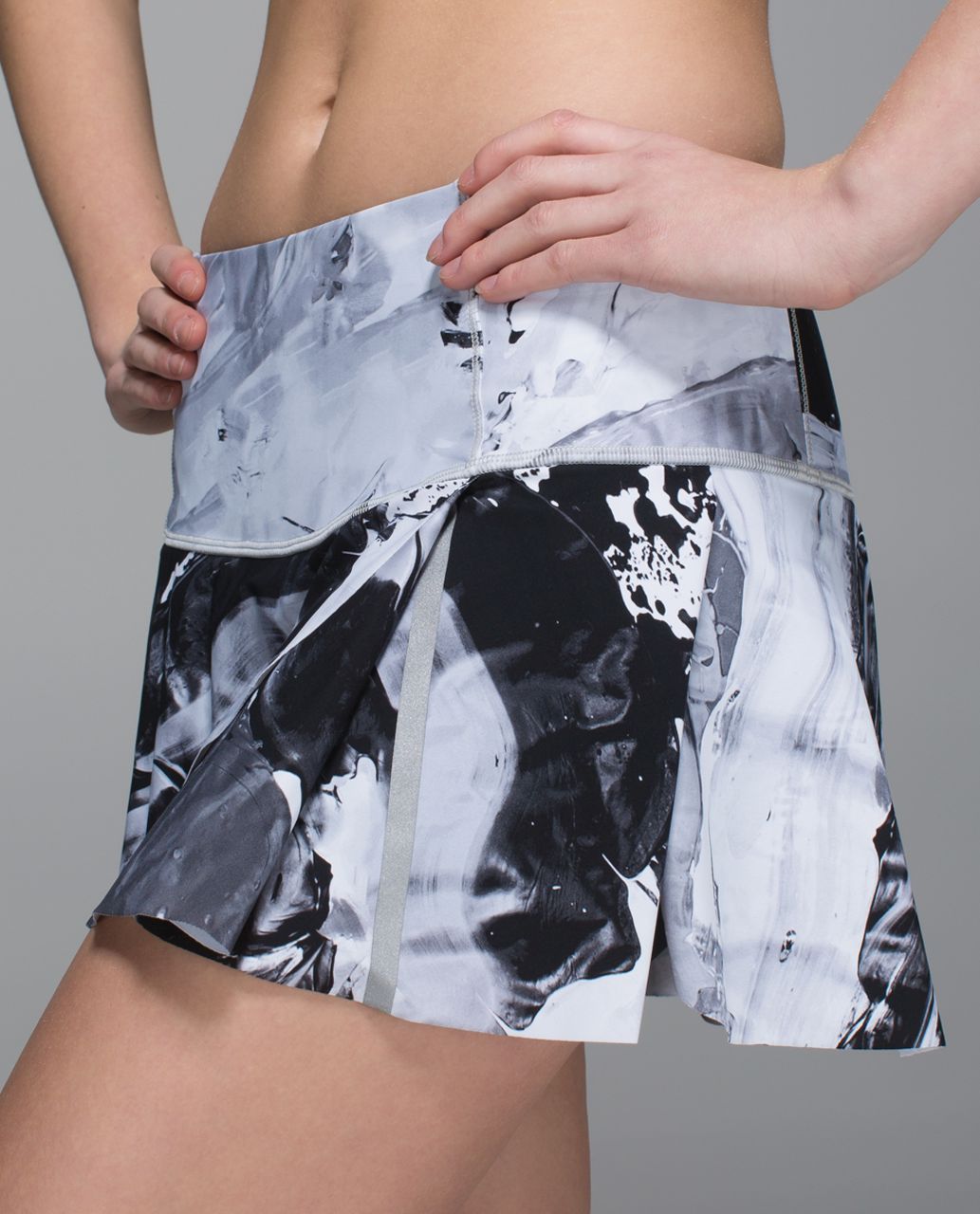 Lululemon Hit Your Stride Skirt - Biggie Pigment Wave White Black