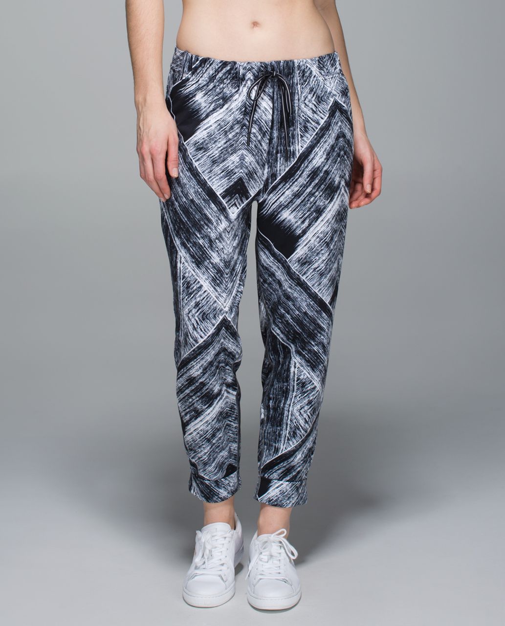 Lululemon Jet Crop *Print in Pretty Palm Black Angel Wing - Size 8