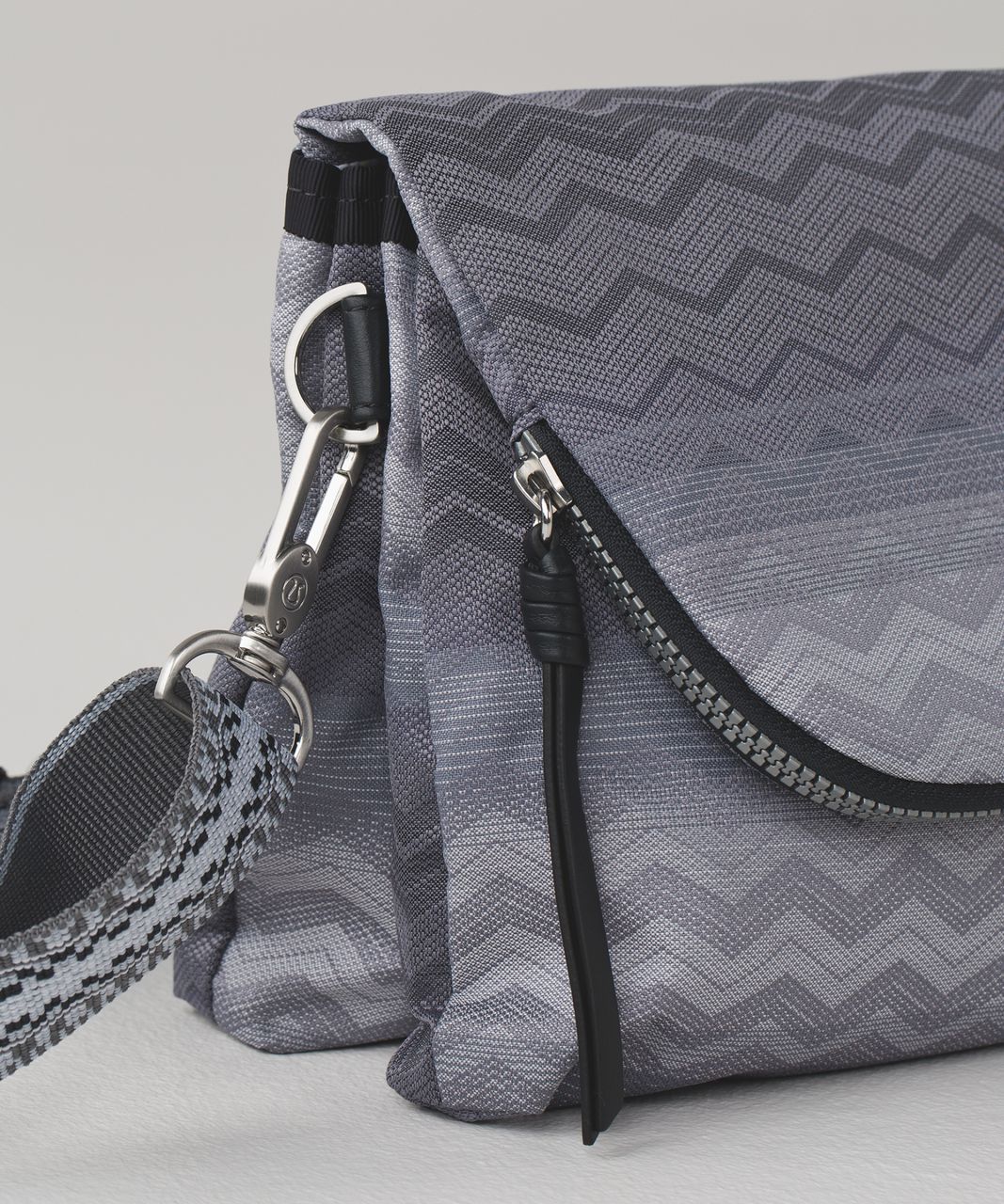 Lululemon Party Om Bag - Gradient Zig Zag Neutral Multi / Deep Coal