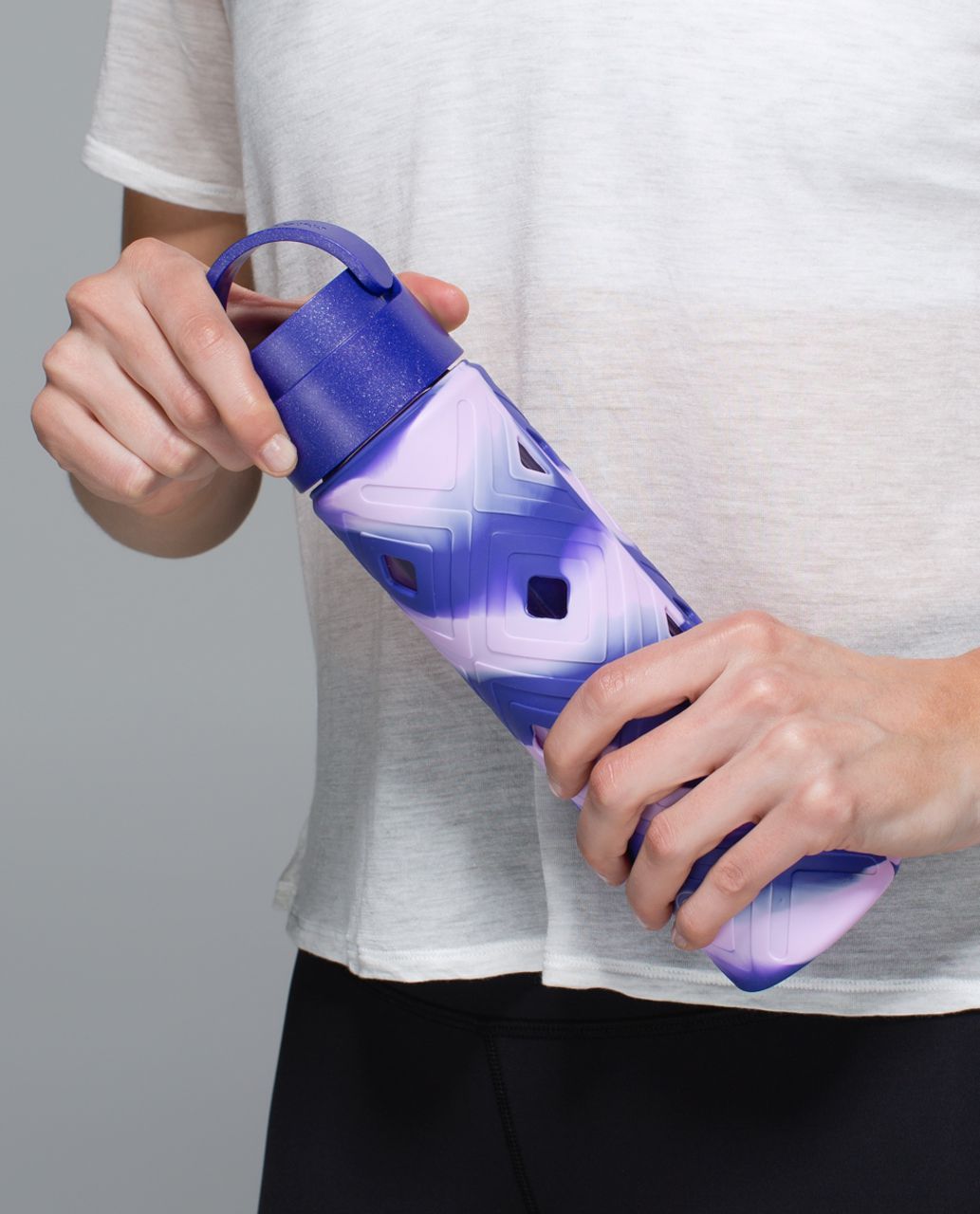 https://storage.googleapis.com/lulu-fanatics/product/21756/1280/lululemon-pure-focus-glass-water-bottle-iris-flower-pretty-purple-iris-flower-19000-134046.jpg