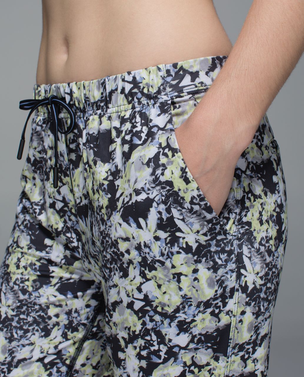 Lululemon Jet Crop *Luxtreme (Slim) - Crosscourt Petal Black