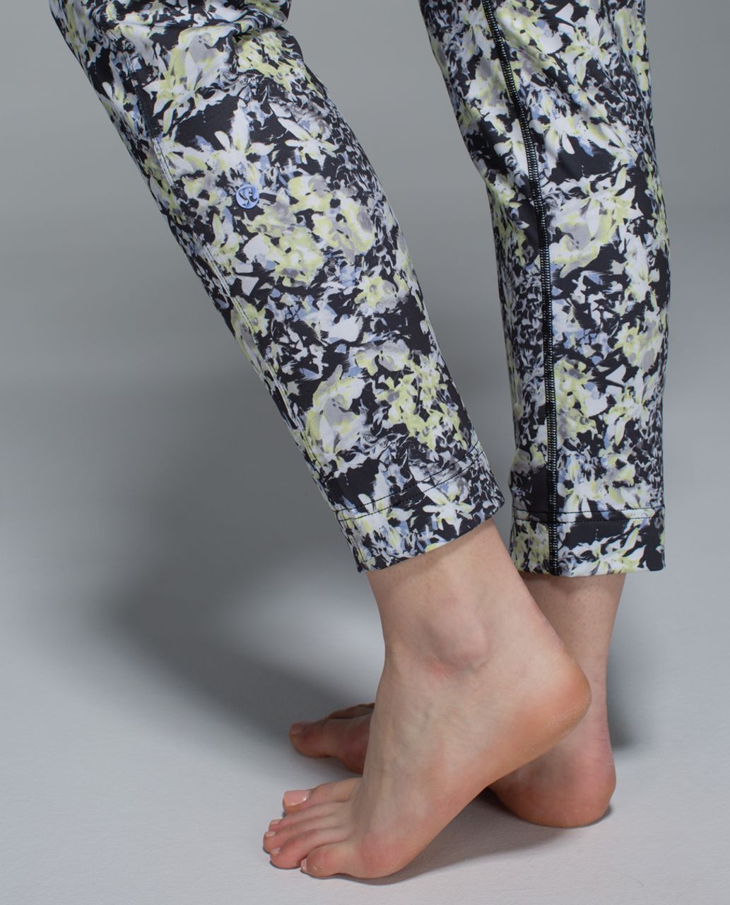 Lululemon Jet Crop *Luxtreme (Slim) - Floral Sport White Multi - lulu  fanatics