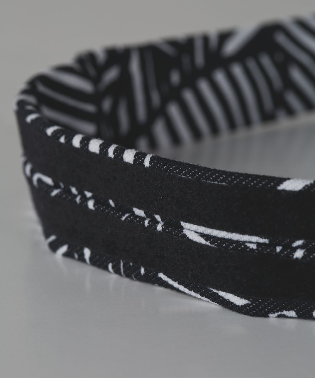 Lululemon Skinny Fly Away Tamer Headband - Banana Leaf White Black