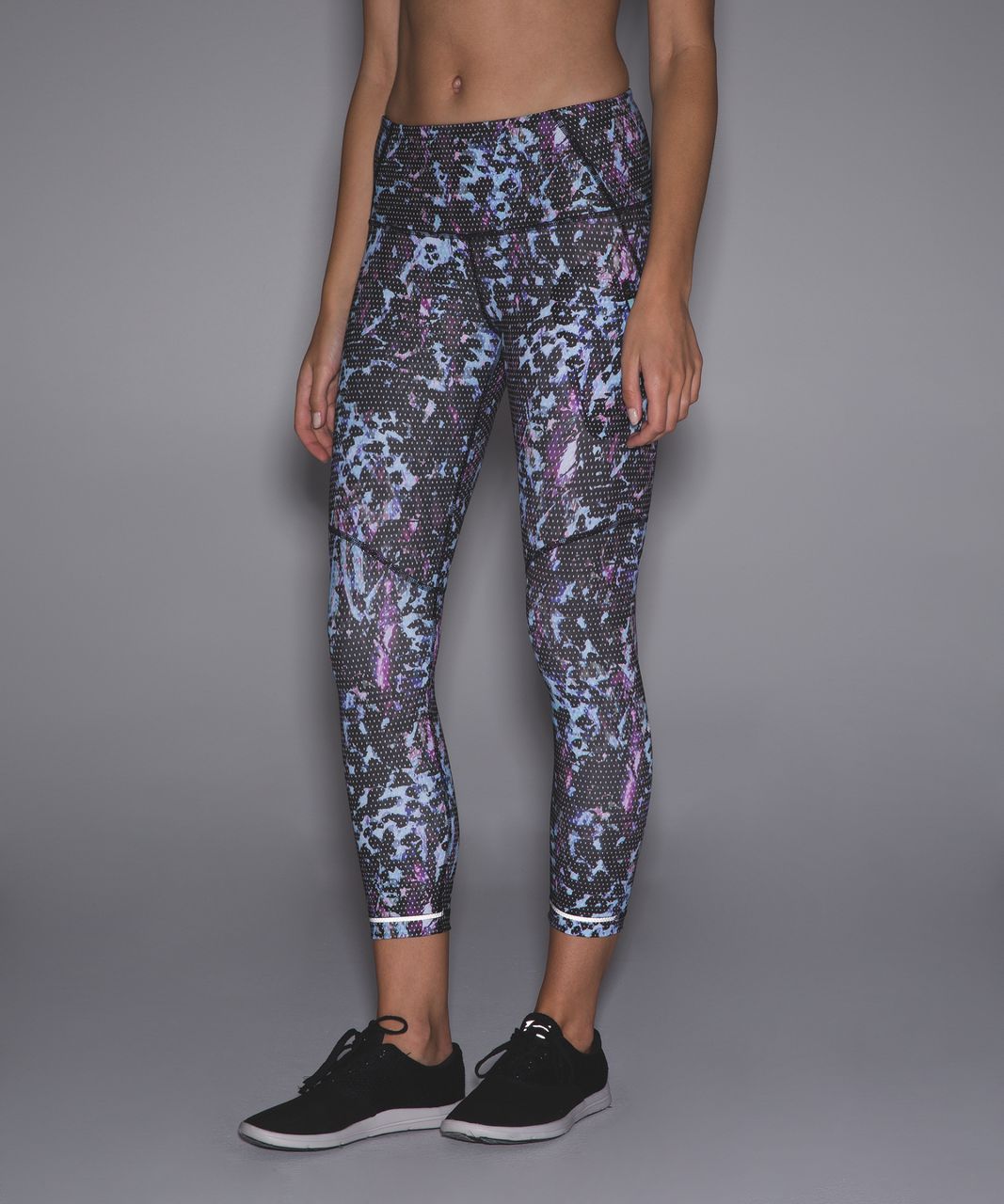 Women's: Lululemon Inky Blue & Black Floral Capri Athletic Leggings (8)