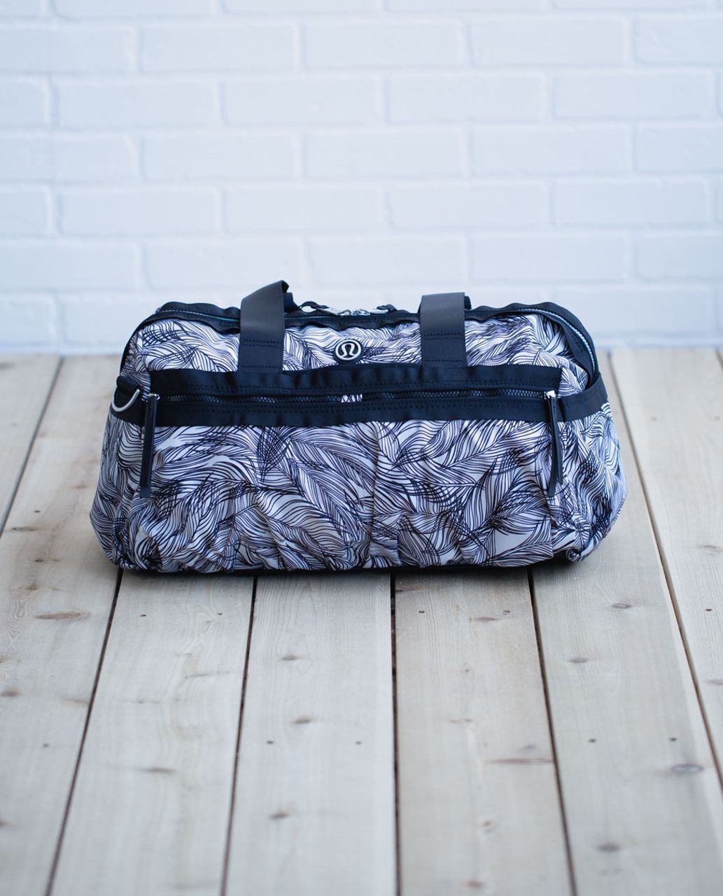 Lululemon Gym To Win Duffel - Sketchy Palms White Black / Black