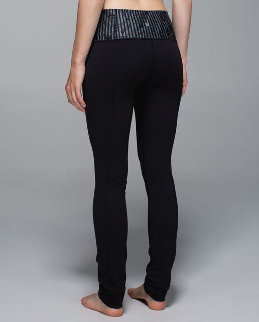 https://storage.googleapis.com/lulu-fanatics/product/22378/640/lululemon-skinny-groove-pant-ii-full-on-luon-roll-down-black-stripe-play-slate-black-18882-137962.jpg