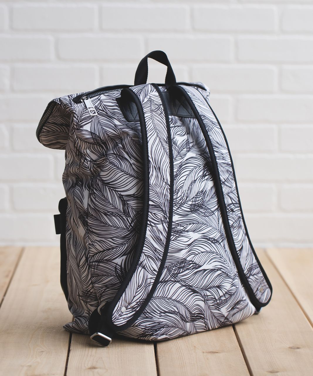 Lululemon Kickin' It Backpack *Print - Sketchy Palms White Black / Black