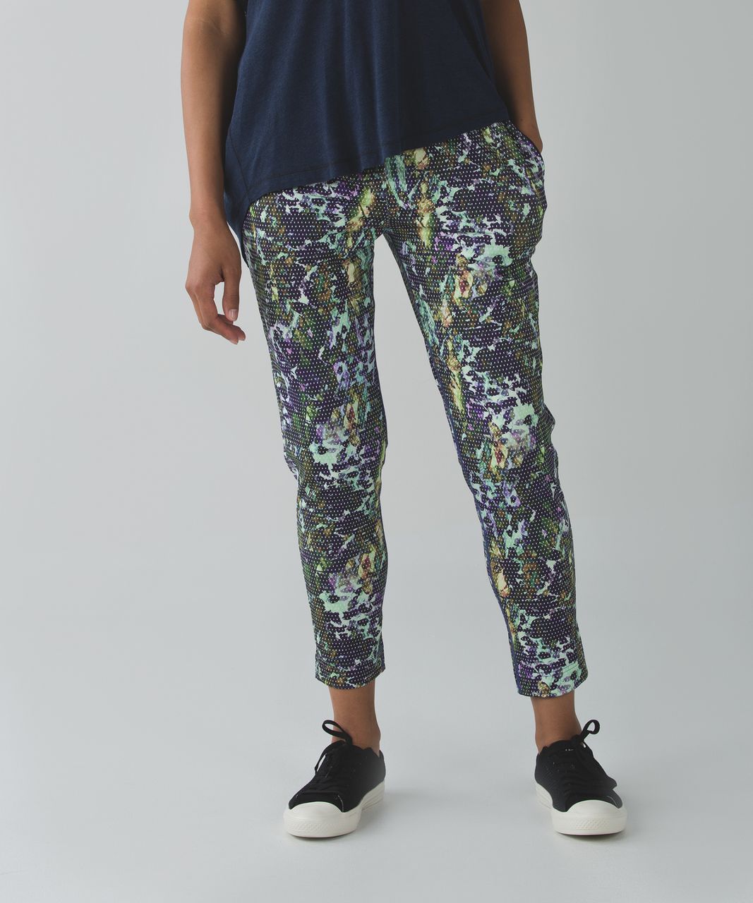 Lululemon Jet Crop *Luxtreme (Slim) - Floral Sport White Multi